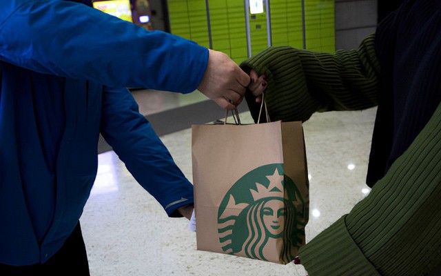 Giao Starbucks cho khách, shipper bất ngờ nhận được khoản tiền gần 26 tỷ đồng