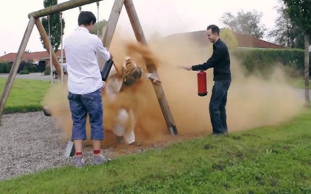 Sinh nhật khó quên ở Đan Mạch: 25 tuổi mà vẫn ‘ế’ có thể bị bạn bè trói vào cột, phủ đầy bột quế