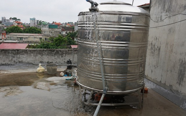 Bồn nước trên mái bị tràn liên tục nên làm gì đầu tiên?