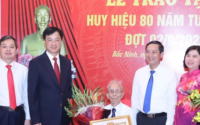 Trưởng Ban Tổ chức Trung ương Nguyễn Duy Ngọc trao Huy hiệu 80 năm tuổi Đảng ở Bắc Ninh