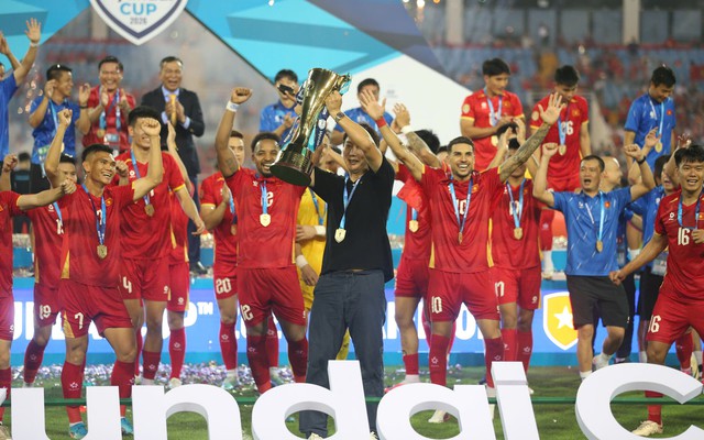 "ĐT Việt Nam đừng ngủ quên trên chiến thắng, mục tiêu cao nhất là World Cup cơ mà!"