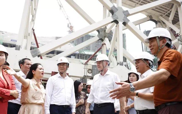Chủ tịch FIFA thăm sân vận động 60.000 chỗ ngồi của PVF