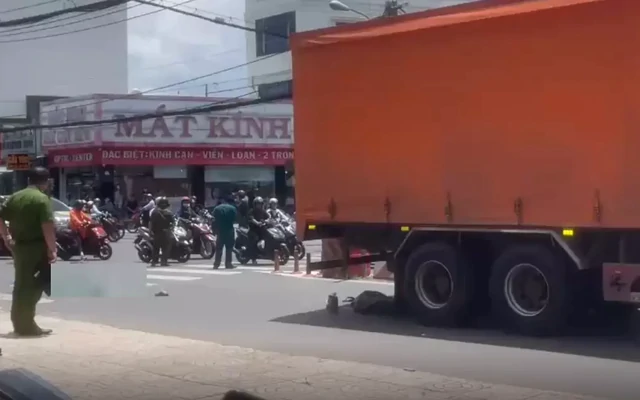 Va chạm với xe tải, hai người tử vong tại chỗ