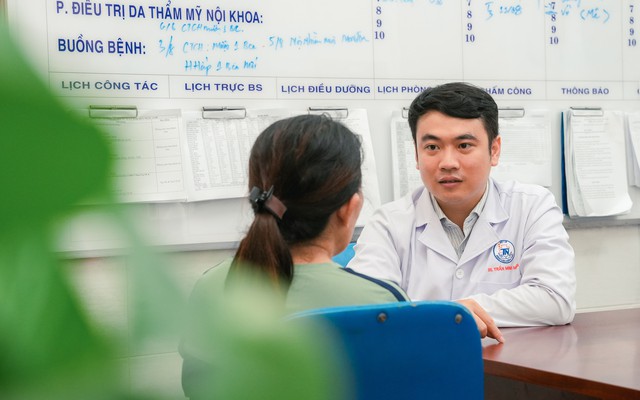 Biến chứng sau làm đẹp, người phụ nữ phải ghép da phục hồi mi mắt