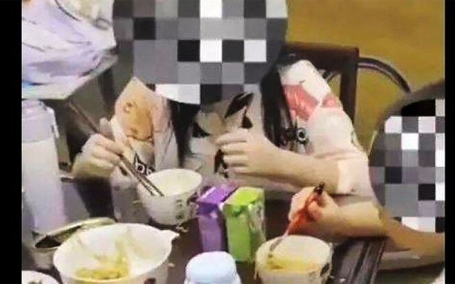Nghe cuộc gọi khẩn cấp, cảnh sát lao đến nấu ăn cho 3 đứa trẻ bị đói trong nhà