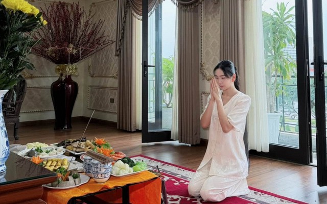 Căn phòng thờ trong biệt thự 4 tầng của nhà chồng Mai Ngọc lộ diện qua cảnh cúng rằm tháng 7