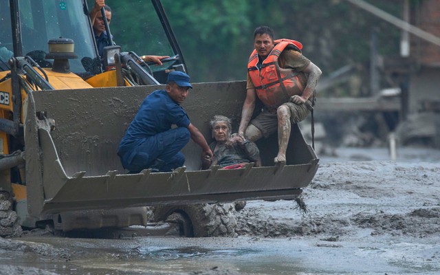 Câu hỏi chưa lời giải vụ lũ quét Trung Quốc-Nepal: Thứ gì tạo nên khối nước bí ẩn lao 193 km/h, "xé tan" dãy Himalaya?