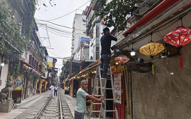 Phường Hoàn Kiếm xử lý vi phạm tại khu vực “phố cà phê đường tàu”