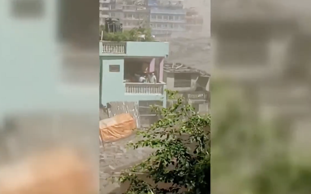 Video: Dân Nepal bất lực trước lũ bùn kinh hoàng ầm ầm lao đến như tử thần