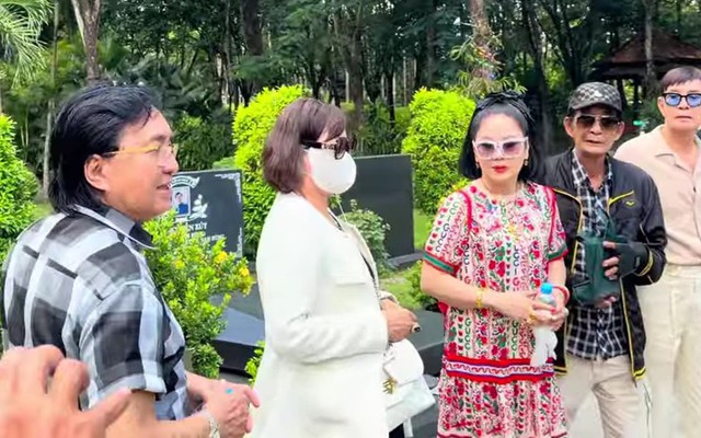 Nữ nghệ sĩ U80 tới mộ NSND Thanh Kim Huệ: "Tôi là vợ bé trong phim của của chồng Huệ đây"