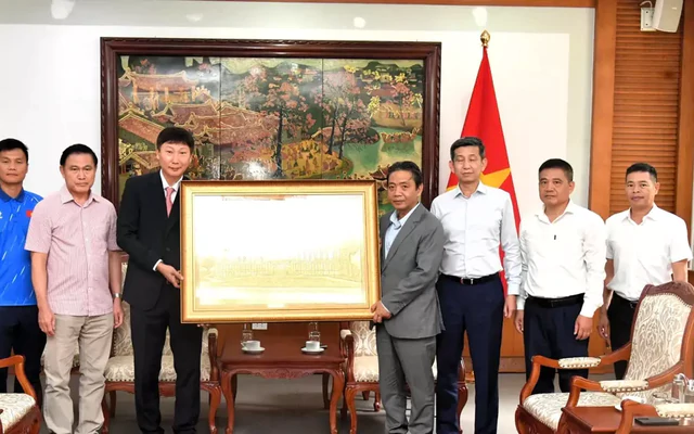 Thủ tướng Lê Minh Hưng tặng quà, gửi gắm kỳ vọng tới đội tuyển Việt Nam