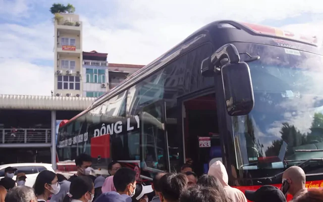 Hàng vạn người rời Thủ đô, bến xe 'kín chỗ' trước lễ 2/9