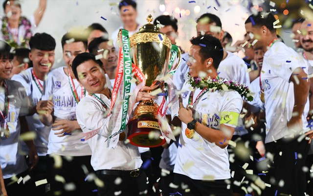 Lời “tỏ tình” của đại gia thế giới & quyết tâm từ ông lớn V.League