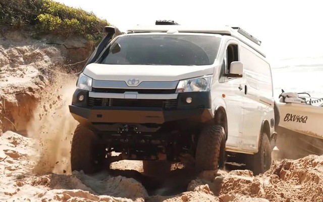 Chiếc Toyota Hiace này có khả năng off-road cực đỉnh nhờ dùng hệ dẫn động 4x4 của Land Cruiser, lốp béo, giảm xóc ‘hạng nặng’