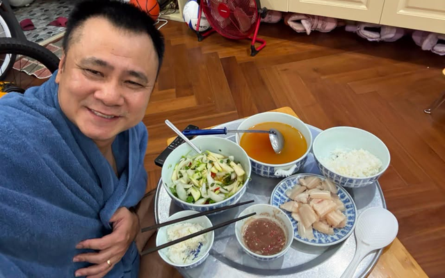 Cơm nhà Đại tá Tự Long