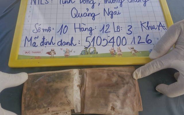 Tìm thấy chiếc ví da in dòng chữ 'Trần Văn Thanh' trong mộ liệt sĩ ở Quảng Ngãi