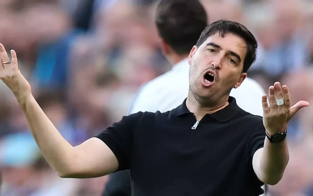 HLV Liverpool điên tiết khi đội nhà nhận bàn thua trớ trêu