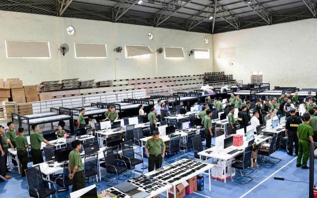 Nhóm lừa đảo xuyên quốc gia bị phát hiện vì... "quá ồn ào": Khám xét khẩn cấp đại bản doanh, tạm giữ 73 bộ máy tính, 134 ĐTDĐ, 34 USB