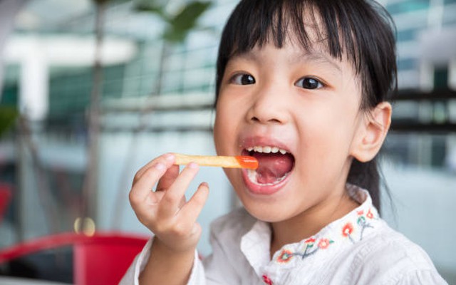 Trẻ thông minh hay không, chỉ cần nhìn cách ăn là biết: 6 chi tiết nhỏ tiết lộ mức độ phát triển não bộ