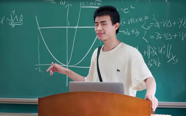 “Vi Thần” Bắc Đại gây sốt khi làm chủ biên sách bài tập toán, bán 26.000 bản chỉ sau 4 ngày