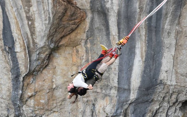 Khoá dây nhảy bungee bị đứt, cặp đôi tử vong vì rơi xuống vực sâu 100 mét trong vòng tay nhau