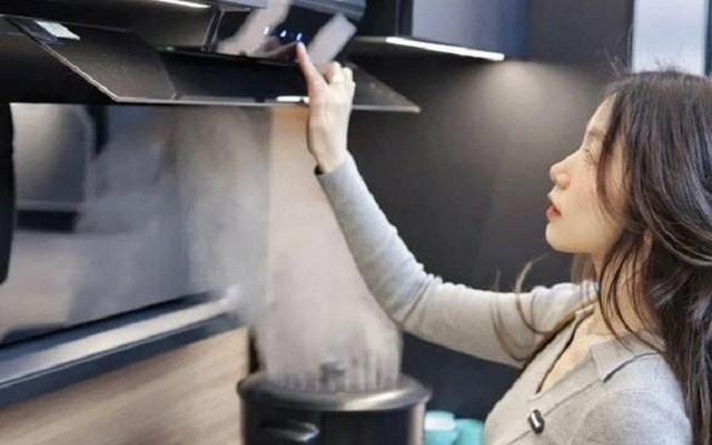 Nên đóng hay mở cửa khi dùng máy hút mùi?