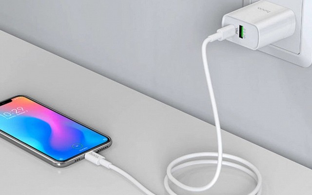 Sạc điện thoại xong có nên rút phích cắm khỏi ổ điện không?