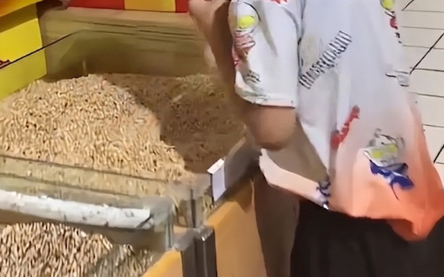 Bức ảnh chụp trong siêu thị khiến nhiều người lắc đầu ngán ngẩm: Con đáng trách 1, cha mẹ đáng trách 10
