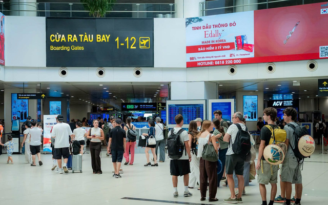 Cảnh tượng ngay lúc này tại sân bay Nội Bài