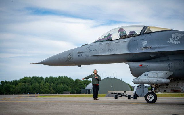 F-16 cất cánh từ Nhật Bản tấn công Iran