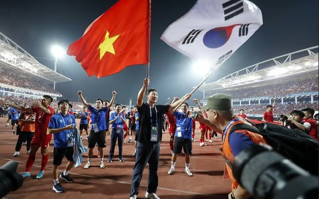 Báo Trung Quốc: “HLV Kim Sang-sik mở ra kỷ nguyên vinh quang mới cho bóng đá Việt Nam”