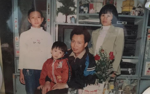 Cậu bé quê Hải Phòng bẽn lẽn ngồi trong tay bố, 20 năm sau thành “nhà vua” không ngai của bóng đá Đông Nam Á