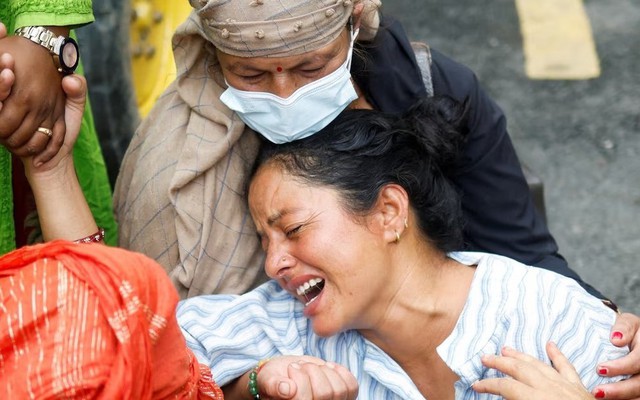 Cứu hộ Nepal xuyên đêm đào bới đường hầm, tìm hơn 900 công nhân mất tích