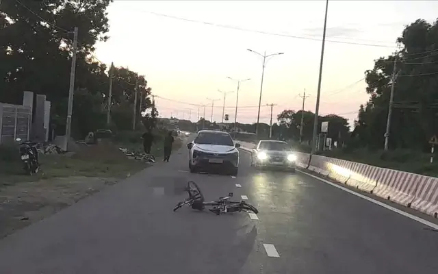 Va chạm với ô tô, 2 người đi xe đạp tử vong