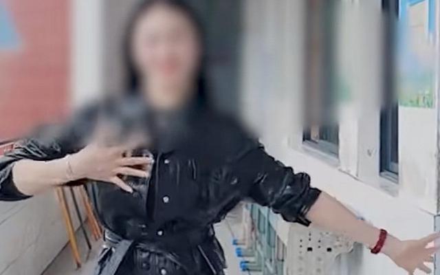 Cô giáo có gần 800.000 người theo dõi vì clip nhảy múa ở trường, bị phụ huynh tố cáo "gây ảnh hưởng xấu"