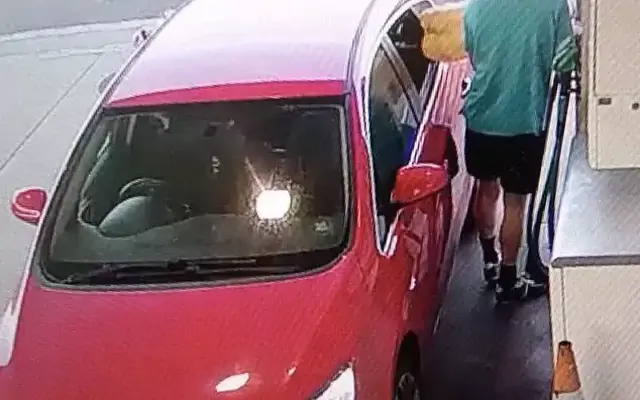 Tài xế xe sang Ferrari, Mercedes đổ xăng xong... bỏ chạy