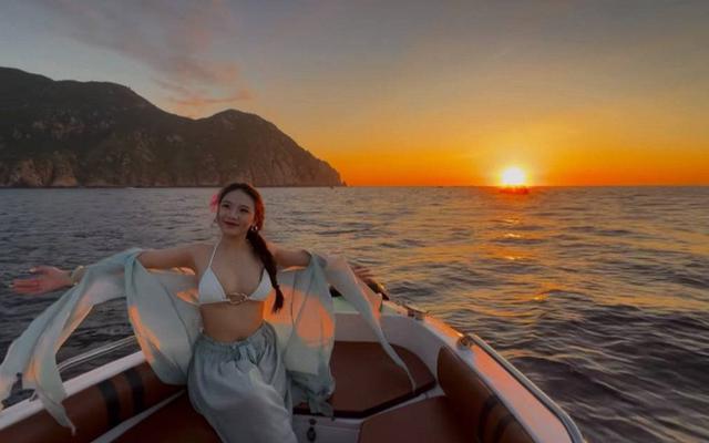 Trải nghiệm đang cực hot ở vịnh biển đẹp nhất Việt Nam: Thuê hẳn ca nô riêng ngắm hoàng hôn, mỗi người chưa tới 300.000 đồng
