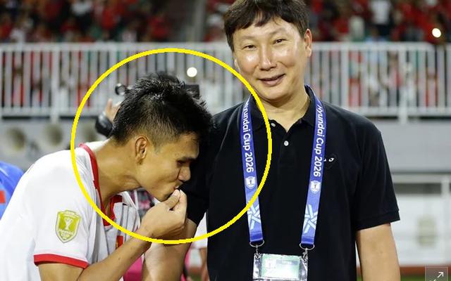 "Hành động lạ" của tuyển thủ Việt Nam gây bất ngờ với báo Hàn Quốc