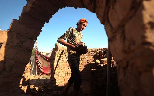 Sau 2 năm sống trong lều dưới cái nóng khủng khiếp ở Gaza, người thợ gốm làm một việc "thay đổi số phận"