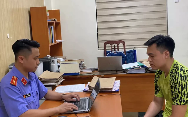 Khởi tố người đàn ông xịt nước vào thợ tháo dỡ nhà sát vách