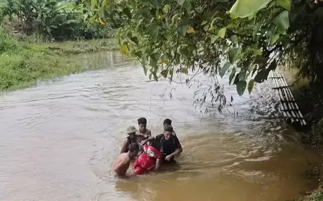 Người đàn ông bị lũ cuốn trôi, may mắn thoát nạn trong gang tấc