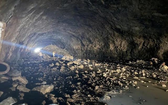 Khối đá lớn đổ sập, hầm duy nhất Việt Nam trải bê tông nhựa toàn bộ lóe sáng, 1.500 người hò reo vì thành công lớn