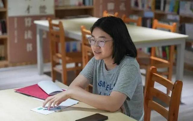 Mẹ đơn thân làm nghề nặng nhọc nuôi con ăn học, con gái được tuyển thẳng trường ĐH top đầu nói một câu khiến nhiều người xúc động