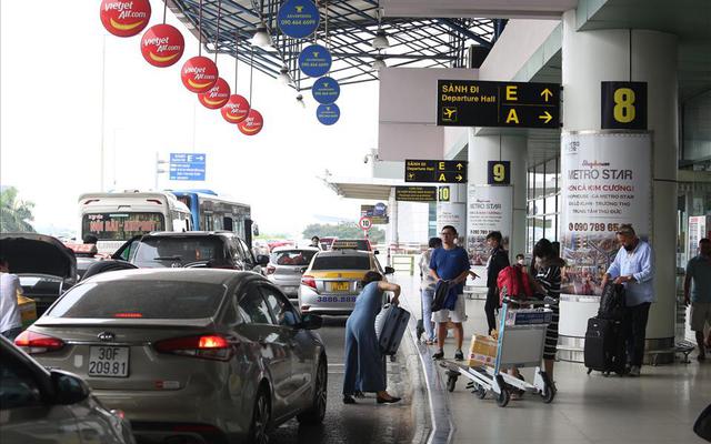 Từ 11 giờ trưa nay - 5/8, người đến đưa, đón người thân ở sân bay Nội Bài cần chú ý