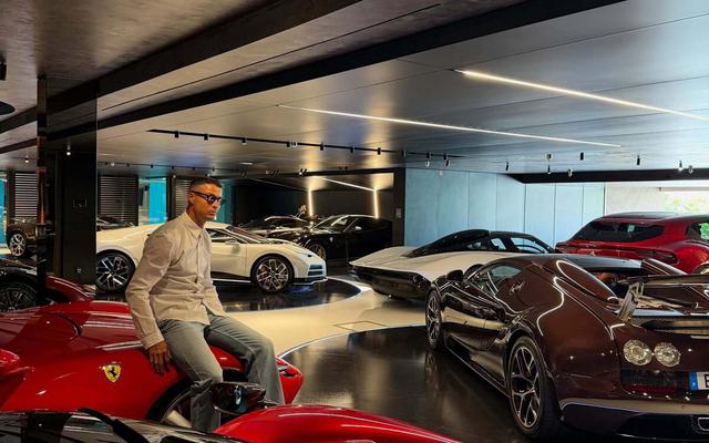 Cristiano Ronaldo khoe dàn siêu xe triệu USD trong gara cá nhân