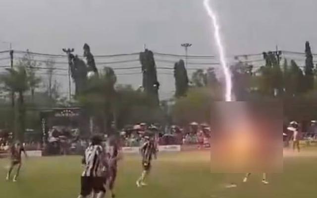Vụ cầu thủ 24 tuổi tử vong do bị sét đánh trên sân: 12 người khác cũng phải nhập viện