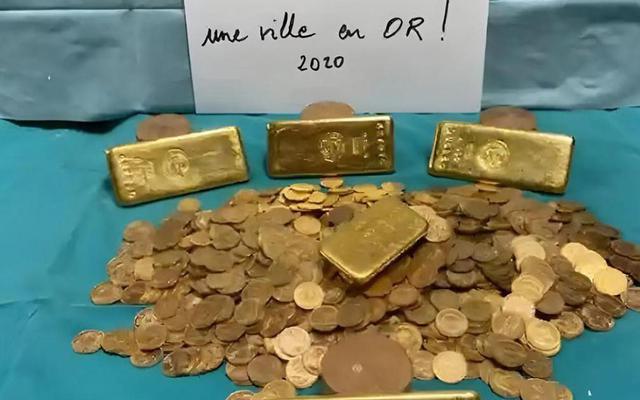 Khám xét ngôi nhà cổ, phát hiện 'kho báu' gồm 1.000 đồng tiền vàng và 5 thỏi vàng giấu trong nhiều ngăn bí mật - giá trị hơn 18 tỷ đồng