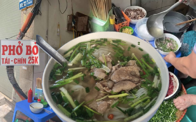 Bát phở 25.000 đồng giữa trung tâm Hà Nội gây sốt: "Cứ tưởng nhìn nhầm, phải dụi mắt mấy lần"