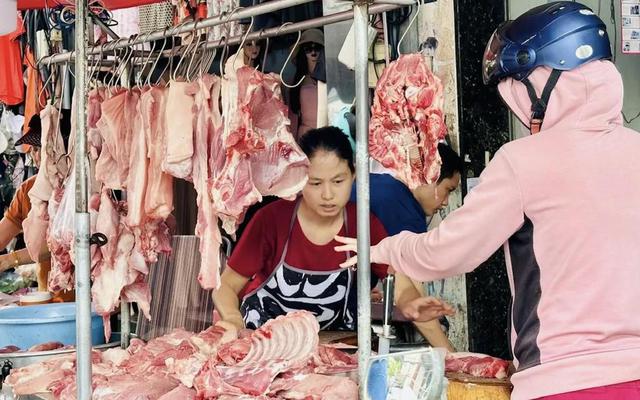 Bộ Tài chính nói gì về tình trạng ‘lương chưa tăng, giá đã chạy trước’?