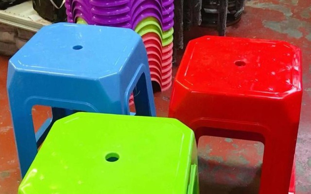 Vì sao ghế nhựa thường có lỗ tròn ở giữa?